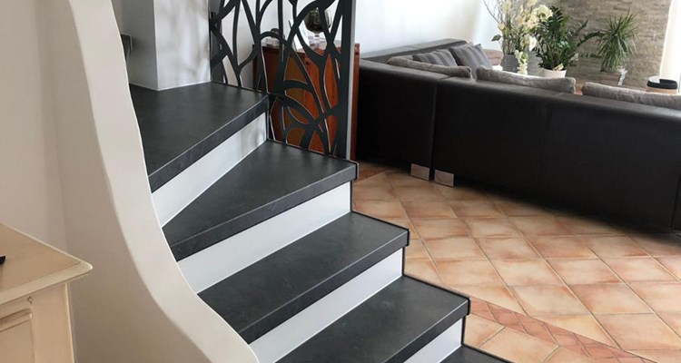 Offene Treppe mit Laminatstufen und Seitenabdeckung