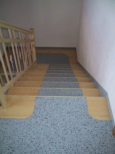 Teppichboden auf Treppenstufen