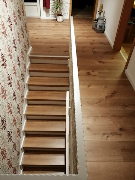 Treppenstufen im Dekor COGNAC mit weißen Stellstufen