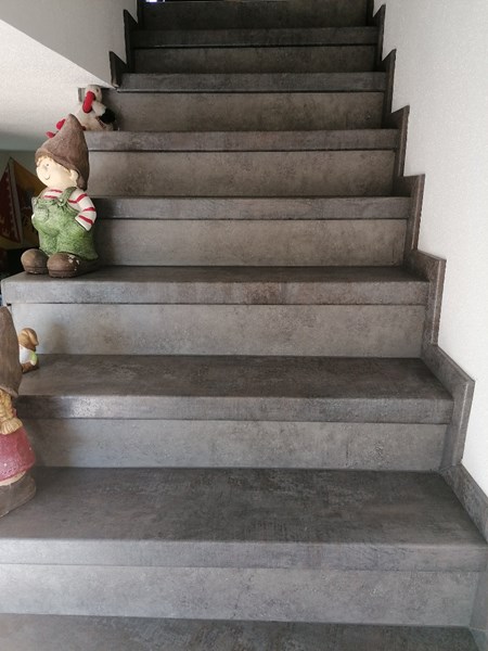 Treppenstufen im Dekor BLUESTEEL mit Stellstufen in BETON