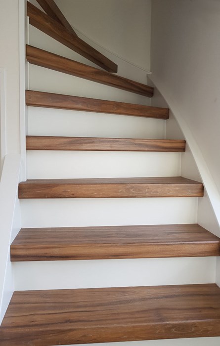 Treppe nach der Verkleidung mit MACCHIATO Laminatstufen