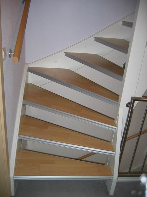 Spindel-Treppe erneuern mit Laminat