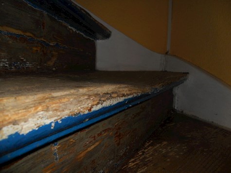 Stark ausgetretene alte Stufen - Treppen-Sanierung