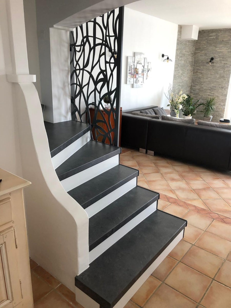 Offene Treppe mit Laminatstufen und Seitenabdeckung